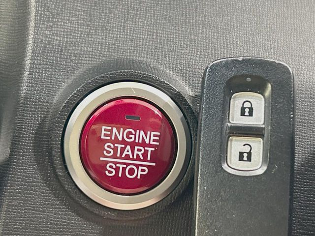 �yHonda�X�}�[�g�L�[�z�J�o����|�P�b�g�ɓ��ꂽ�܂܂ł��h�A�̎{���E�������\�ȃX�}�[�g�L�[�𑕔��B�G���W���̃I���E�I�t�����J�M�����o���K�v����������Ƃ��Ă��֗��ł���