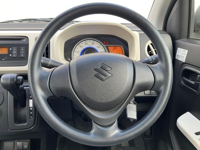 �C���e���A�ɍ��킹���f�U�C���̃X�e�A�����O�́A�^�]�������̂��Ƃ��l���A�^�]���₷���`��A�傫���ł��B�����x�A���ۂɐG���Ă��m���߂��������B