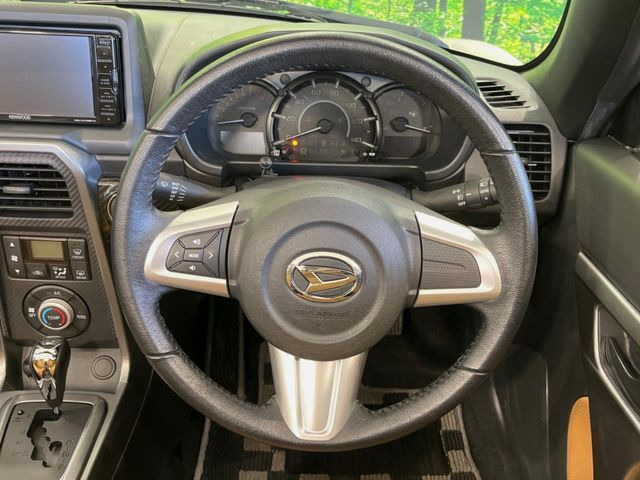 �C���e���A�ɍ��킹���f�U�C���̃X�e�A�����O�́A�^�]�������̂��Ƃ��l���A�^�]���₷���`��A�傫���ł��B�����x�A���ۂɐG���Ă��m���߂��������B