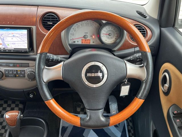 �C���e���A�ɍ��킹���f�U�C���̃X�e�A�����O�́A�^�]�������̂��Ƃ��l���A�^�]���₷���`��A�傫���ł��B�����x�A���ۂɐG���Ă��m���߂��������B