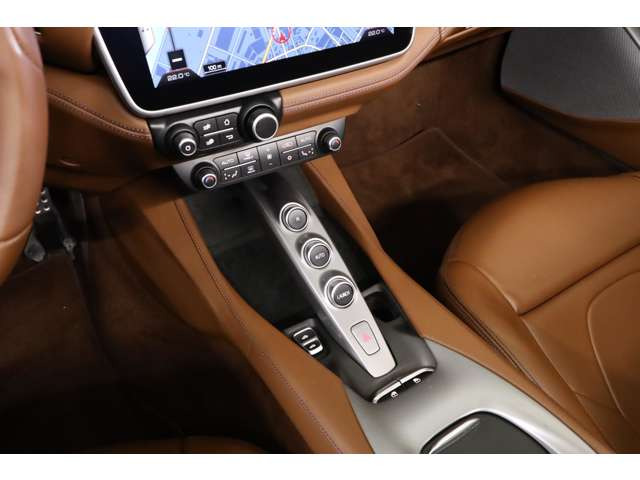 ���k�Ƀf�U�C�����ꂽ�Z���^�[�u���b�W�B����n��������W�񂵁A�h���C�o�[�̎茳�ŉ��K�������I�ȃR���g���[�����������܂��B