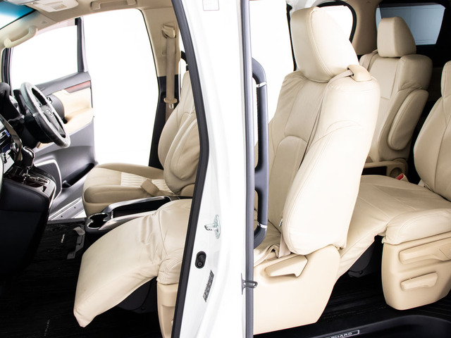 助手席は「スーパーロングスライドシート」を採用!最大1,160mmのスーパーロングスライドが可能!オットマンと合わせてくつろぎ空間を作り出します!