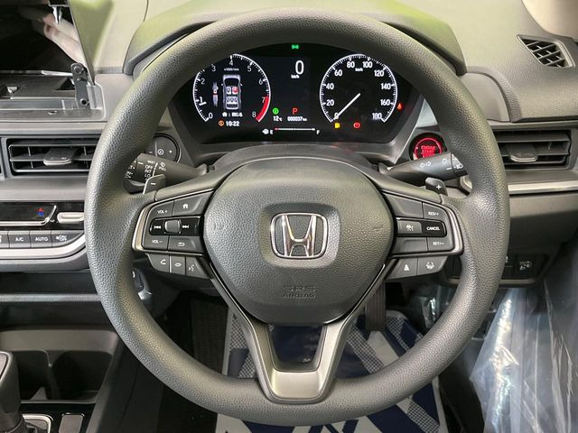 インテリアに合わせたデザインのステアリングは、運転される方のことも考え、運転しやすい形状、大きさです。是非一度、実際に触ってお確かめください。