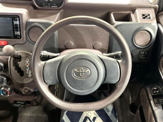 �C���e���A�ɍ��킹���f�U�C���̃X�e�A�����O�́A�^�]�������̂��Ƃ��l���A�^�]���₷���`��A�傫���ł��B�����x�A���ۂɐG���Ă��m���߂��������B