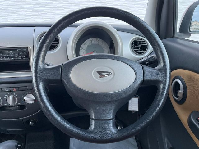 �C���e���A�ɍ��킹���f�U�C���̃X�e�A�����O�́A�^�]�������̂��Ƃ��l���A�^�]���₷���`��A�傫���ł��B�����x�A���ۂɐG���Ă��m���߂��������B