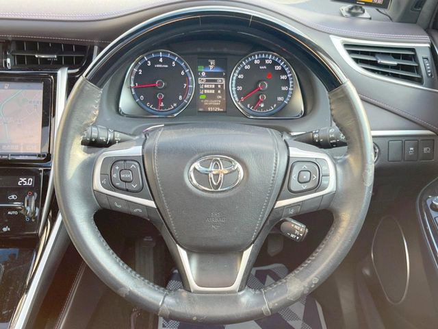 �C���e���A�ɍ��킹���f�U�C���̃X�e�A�����O�́A�^�]�������̂��Ƃ��l���A�^�]���₷���`��A�傫���ł��B�����x�A���ۂɐG���Ă��m���߂��������B