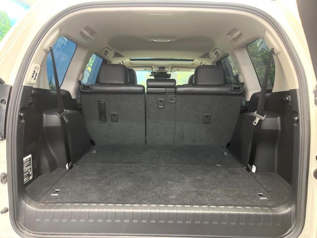 後席を格納すると、これだけの広さが!シーンに合わせたシートアレンジで、大きな荷物も積むことが出来ます♪