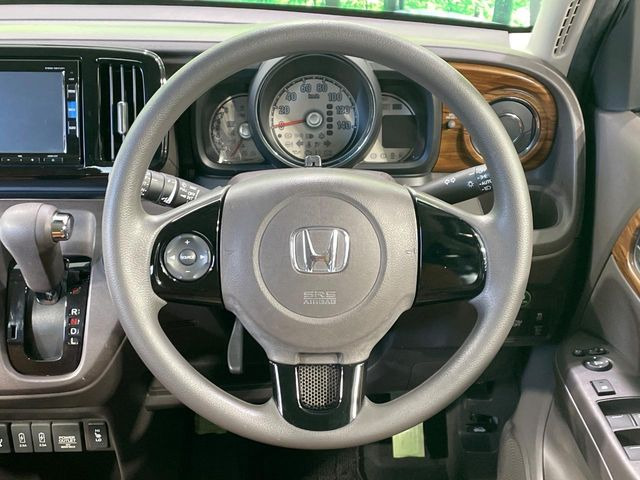 �C���e���A�ɍ��킹���f�U�C���̃X�e�A�����O�́A�^�]�������̂��Ƃ��l���A�^�]���₷���`��A�傫���ł��B�����x�A���ۂɐG���Ă��m���߂��������B