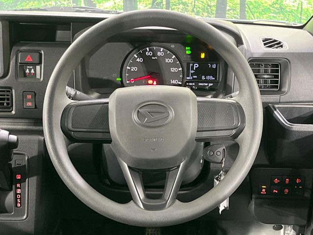 �C���e���A�ɍ��킹���f�U�C���̃X�e�A�����O�́A�^�]�������̂��Ƃ��l���A�^�]���₷���`��A�傫���ł��B�����x�A���ۂɐG���Ă��m���߂��������B