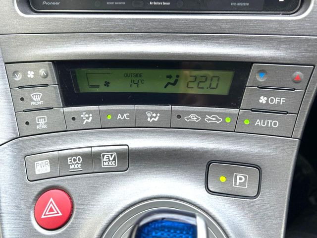 【オートエアコン】一度お好みの温度に設定すれば、車内の温度を検知し風量や温度を自動で調整。暑い&hellip;寒い&hellip;と何度もスイッチ操作をする必要はありません。快適な車内空間には必須の機能ですね♪