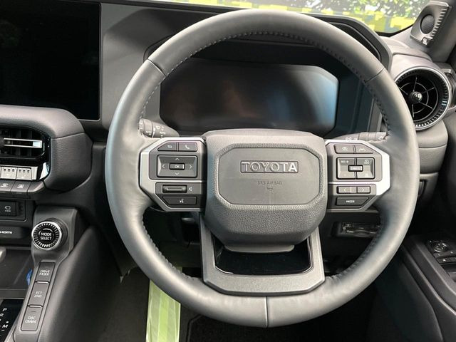 �C���e���A�ɍ��킹���f�U�C���̃X�e�A�����O�́A�^�]�������̂��Ƃ��l���A�^�]���₷���`��A�傫���ł��B�����x�A���ۂɐG���Ă��m���߂��������B