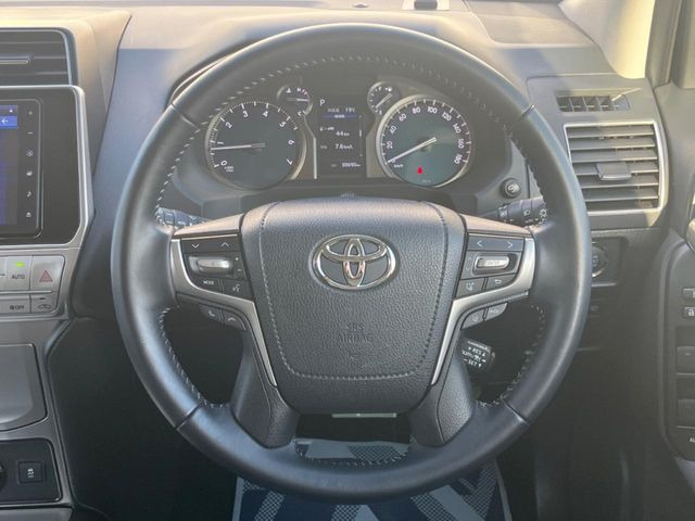 �y�����v�����X�e�A�����O�z�㎿�Ȋv���g�p���邱�ƂŁA��ɂ����������݂ƂĂ��^�]���₷���n���h���ł���