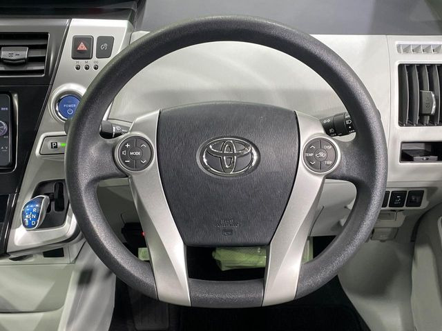 �C���e���A�ɍ��킹���f�U�C���̃X�e�A�����O�́A�^�]�������̂��Ƃ��l���A�^�]���₷���`��A�傫���ł��B�����x�A���ۂɐG���Ă��m���߂��������B