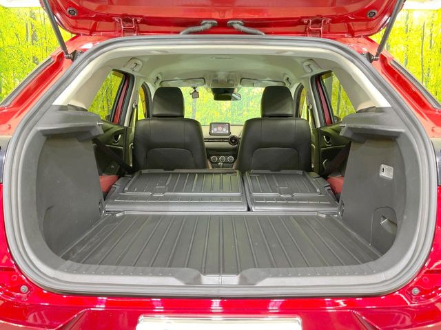 ���i�̂���������ʋ΁A���}���ɏ\���ȉ׎��X�y�[�X���m�ۂ��Ă���܂��B�Z�J���h�V�[�g��|���ƁA�傫�ȉו��̐ύڂ��\�ł���