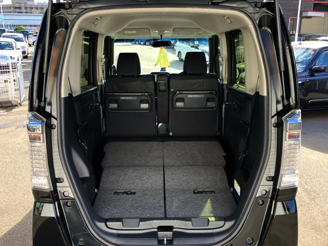 ���i�̂���������ʋ΁A���}���ɏ\���ȉ׎��X�y�[�X���m�ۂ��Ă���܂��B�Z�J���h�V�[�g��|���ƁA�傫�ȉו��̐ύڂ��\�ł���