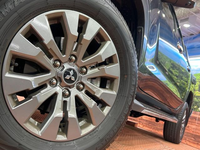 �y����18�C���`�A���~�z�C�[���z�O�ςɃ}�b�`���������A���~�z�C�[���𑕒����Ă���܂��B�e��ЊO�A���~�z�C�[����A�X�^�b�h���X�^�C�����戵�����Ă���܂��B���񂲑��k����������