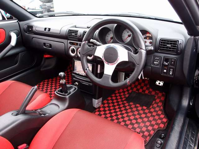 �������Y��Ƀ��[���N���[�j���O�ς݂ƂȂ�܂��B���΂��̌��ȏL����F���܂̏L����������܂���B����]�ɉ�����RECARO���Ȃǂ̃X�|�[�c�V�[�g�ɕύX���\�ł��B���C�y�ɂ����k�������܂�