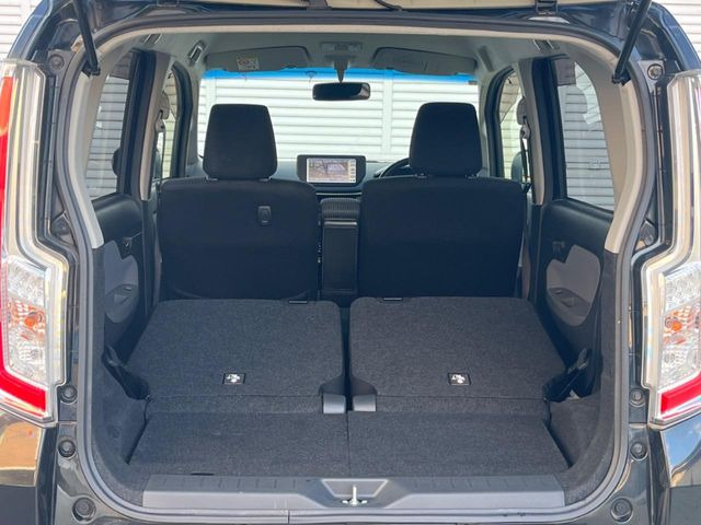 普段のお買い物や通勤、送迎等に十分な荷室スペースを確保しております。セカンドシートを倒すと、大きな荷物の積載も可能です♪