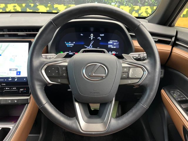 �C���e���A�ɍ��킹���f�U�C���̃X�e�A�����O�́A�^�]�������̂��Ƃ��l���A�^�]���₷���`��A�傫���ł��B�����x�A���ۂɐG���Ă��m���߂��������B