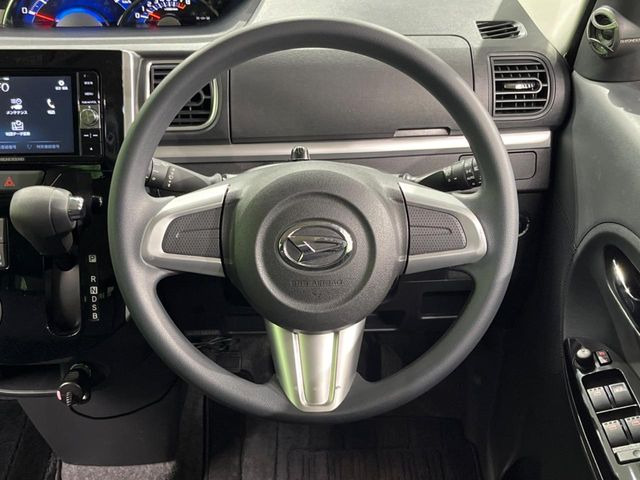 �C���e���A�ɍ��킹���f�U�C���̃X�e�A�����O�́A�^�]�������̂��Ƃ��l���A�^�]���₷���`��A�傫���ł��B�����x�A���ۂɐG���Ă��m���߂��������B