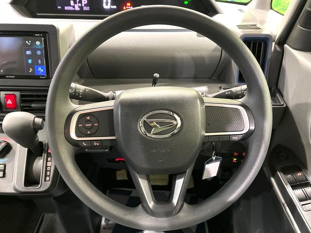 �C���e���A�ɍ��킹���f�U�C���̃X�e�A�����O�́A�^�]�������̂��Ƃ��l���A�^�]���₷���`��A�傫���ł��B�����x�A���ۂɐG���Ă��m���߂��������B