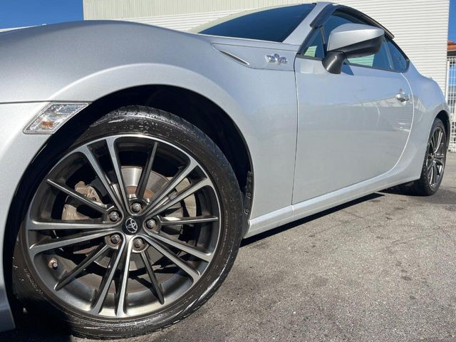 �y�O���[�h��p����17�C���`�A���~�z�C�[���z�f�U�C�����̍��������A���~�z�C�[���𑕒����Ă���܂��B�e��ЊO�A���~�z�C�[����A�X�^�b�h���X�^�C�����戵�����Ă���܂��B���񂲑��k����������