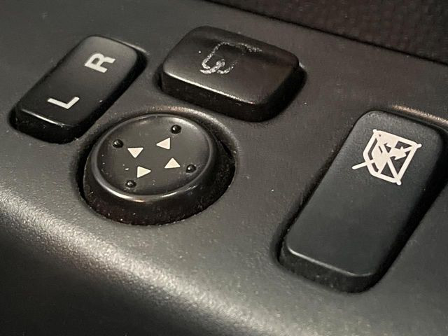 �y�d���i�[�~���[�z�T�C�h�~���[�͓d���i�[���ƂȂ��Ă���A�������ԏ�ł��L�Y�������X�N��}�����܂��B