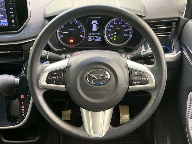 �C���e���A�ɍ��킹���f�U�C���̃X�e�A�����O�́A�^�]�������̂��Ƃ��l���A�^�]���₷���`��A�傫���ł��B�����x�A���ۂɐG���Ă��m���߂��������B