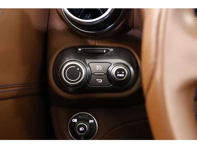 �N���[�Y�R���g���[�����ڂŁA�������H�ł����K�����肵�����s���\�B�������h���C�u�ł��D�낳�ƈ��S���𑶕��ɂ��y���݂��������܂��B