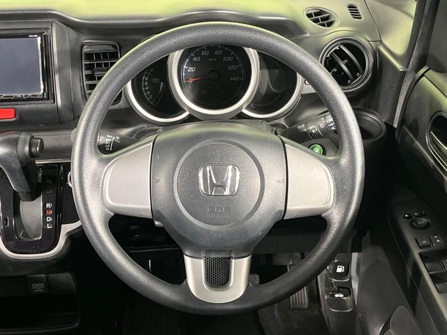 �C���e���A�ɍ��킹���f�U�C���̃X�e�A�����O�́A�^�]�������̂��Ƃ��l���A�^�]���₷���`��A�傫���ł��B�����x�A���ۂɐG���Ă��m���߂��������B