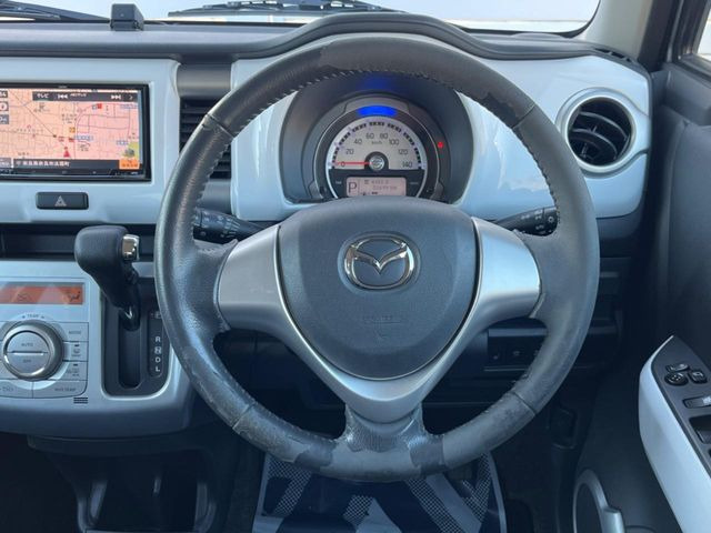 �C���e���A�ɍ��킹���f�U�C���̃X�e�A�����O�́A�^�]�������̂��Ƃ��l���A�^�]���₷���`��A�傫���ł��B�����x�A���ۂɐG���Ă��m���߂��������B