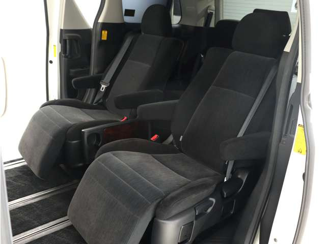 【オットマン付きセカンドシート】最大800mmのロングスライドシートとオットマン機能により足を楽々伸ばす事が可能です!また、ひじ掛けもありますので、快適なドライブをお楽しみいただけます!