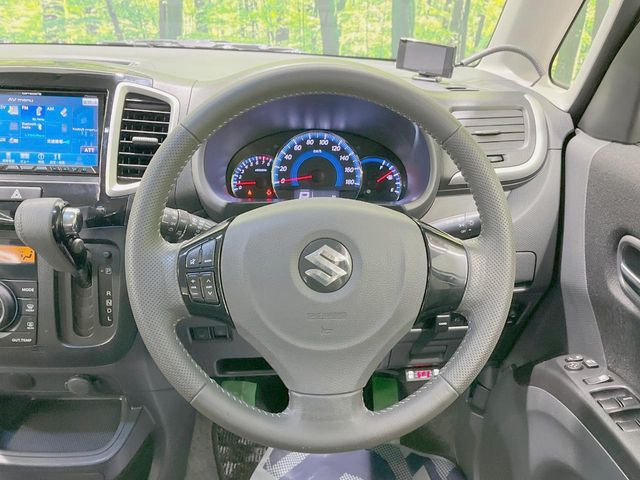 �C���e���A�ɍ��킹���f�U�C���̃X�e�A�����O�́A�^�]�������̂��Ƃ��l���A�^�]���₷���`��A�傫���ł��B�����x�A���ۂɐG���Ă��m���߂��������B