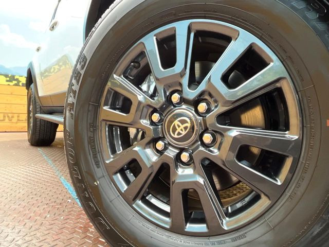 �y����18�C���`�A���~�z�C�[���z�O�ςɃ}�b�`���������A���~�z�C�[���𑕒����Ă���܂��B�e��ЊO�A���~�z�C�[����A�X�^�b�h���X�^�C�����戵�����Ă���܂��B���񂲑��k����������