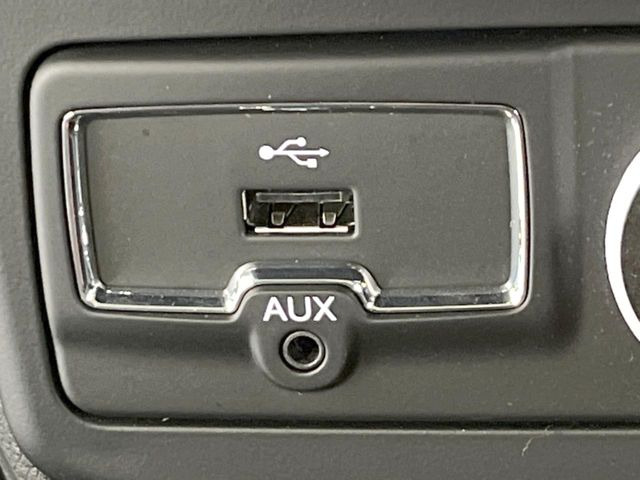 ��USB�EAUX�ڑ�:���莝���̃~���[�W�b�N�v���[���[��ڑ����A�ԓ��ł��C�ɓ���̉��y���C�y�Ɋy���ނ��Ƃ��ł��܂���