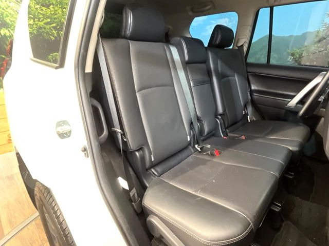 後部座席も気になるようなキズ・汚れやへたり等、大きなダメージはなく、良好な状態です。