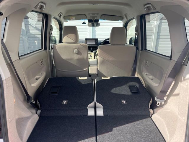 ���i�̂���������ʋ΁A���}���ɏ\���ȉ׎��X�y�[�X���m�ۂ��Ă���܂��B�Z�J���h�V�[�g��|���ƁA�傫�ȉו��̐ύڂ��\�ł���