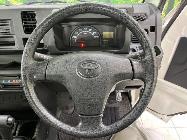 �C���e���A�ɍ��킹���f�U�C���̃X�e�A�����O�́A�^�]�������̂��Ƃ��l���A�^�]���₷���`��A�傫���ł��B�����x�A���ۂɐG���Ă��m���߂��������B