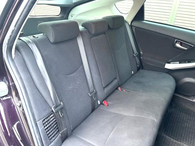 後部座席も気になるようなキズ・汚れやへたり等、大きなダメージはなく、良好な状態です。