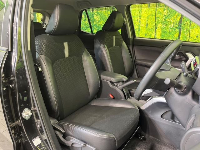 【ハーフレザーシート】高級感と座り心地を両立した人気のシート♪背面・座面のファブリック素材は、通気性の良さや滑りにくさに優れています。気温や服装に左右されず快適にお乗りいただけます。