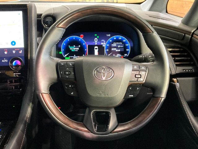 【ウッドコンビステアリング】高級感ある木目調パーツを採用した手に良く馴染むコンビハンドル。運転席廻りの雰囲気も一気に豪華になります!