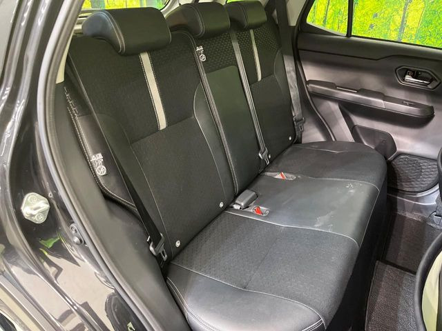 後部座席も気になるようなキズ・汚れやへたり等、大きなダメージはなく、良好な状態です。