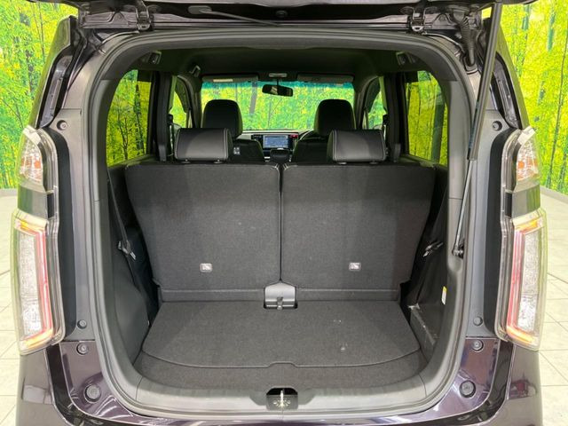 ���i�̂���������ʋ΁A���}���ɏ\���ȉ׎��X�y�[�X���m�ۂ��Ă���܂��B�Z�J���h�V�[�g��|���ƁA�傫�ȉו��̐ύڂ��\�ł���