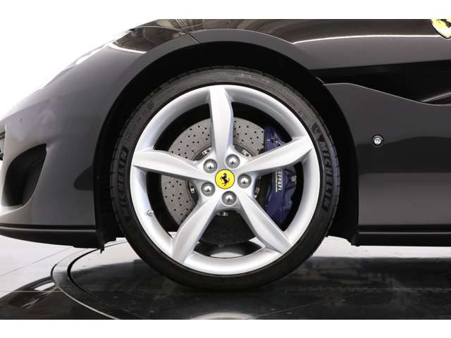 ���k�Ɏd�グ��ꂽ����20�C���`�A���~�z�C�[���B�f�U�C�����ƍ������s���萫�𗼗����A�㎿�ȑ���Ƒ��݊����ۗ������܂��B