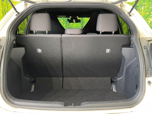 ���i�̂���������ʋ΁A���}���ɏ\���ȉ׎��X�y�[�X���m�ۂ��Ă���܂��B�Z�J���h�V�[�g��|���ƁA�傫�ȉו��̐ύڂ��\�ł���