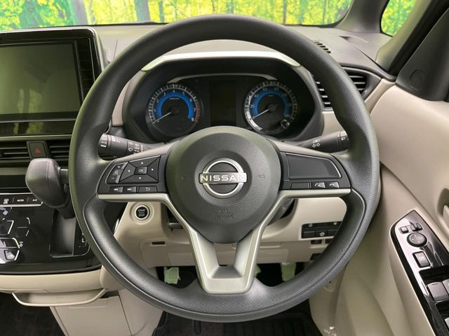 �C���e���A�ɍ��킹���f�U�C���̃X�e�A�����O�́A�^�]�������̂��Ƃ��l���A�^�]���₷���`��A�傫���ł��B�����x�A���ۂɐG���Ă��m���߂��������B