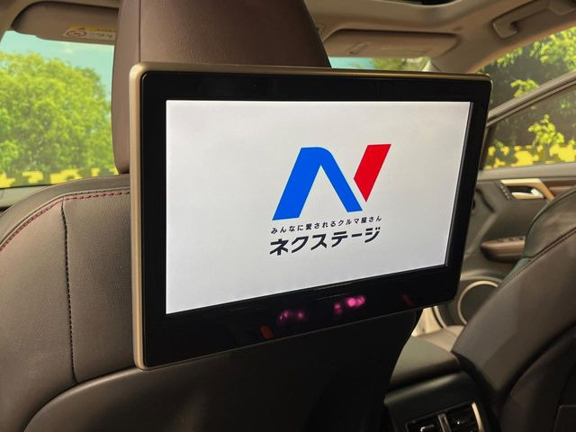 �y�����G���^�[�e�C�������g�V�X�e���z��Ȃɂ�����̕����喞���́A�l�C���[�J�[�I�v�V�����𑕔��B��p�̉����V�X�e���ƁA���ʂ̃��j�^�[�ňړ�����DVD�������y���݂��������܂��B