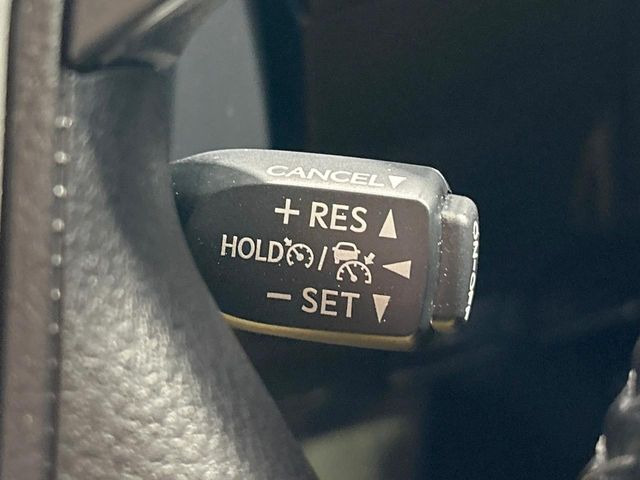 【レーダークルーズコントロール】高速道路での長距離走行が楽に!!自動で速度を保つクルーズコントロールが、衝突軽減システムと連携し、前方の車両を感知して車間を保つように速度調節してくれます!!