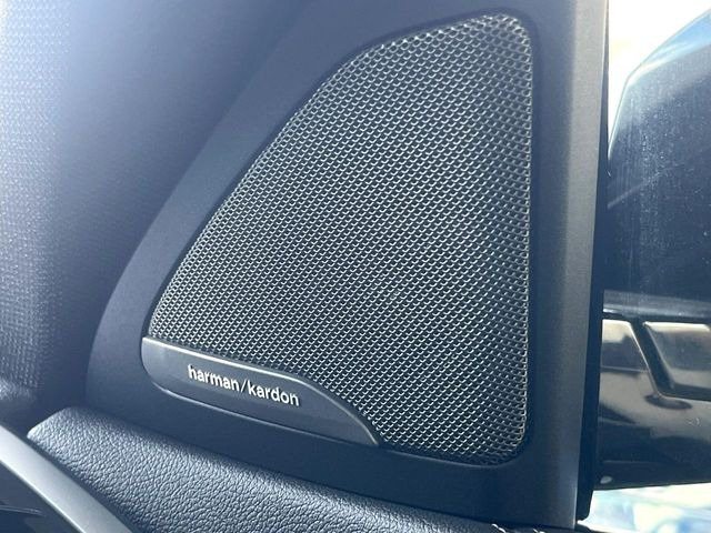 ��harman/kardon�T���E���h�V�X�e��:�����𒉎��ɍČ����A�������̂ɑ΂��ėՏꊴ��^���A���������A��荂�i���ȃT�E���h�����y���݂��������܂��B