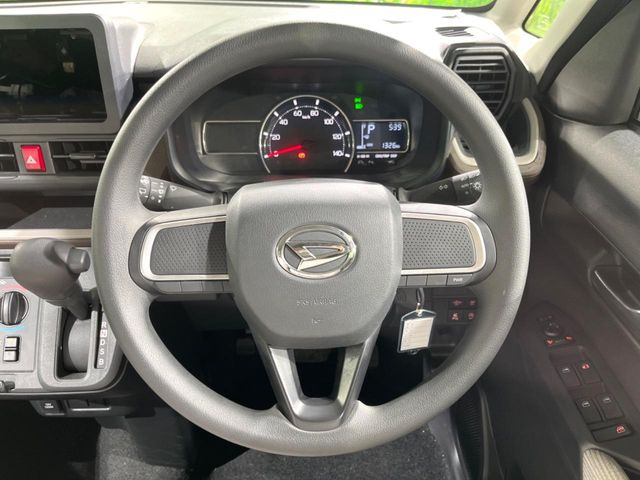 �C���e���A�ɍ��킹���f�U�C���̃X�e�A�����O�́A�^�]�������̂��Ƃ��l���A�^�]���₷���`��A�傫���ł��B�����x�A���ۂɐG���Ă��m���߂��������B